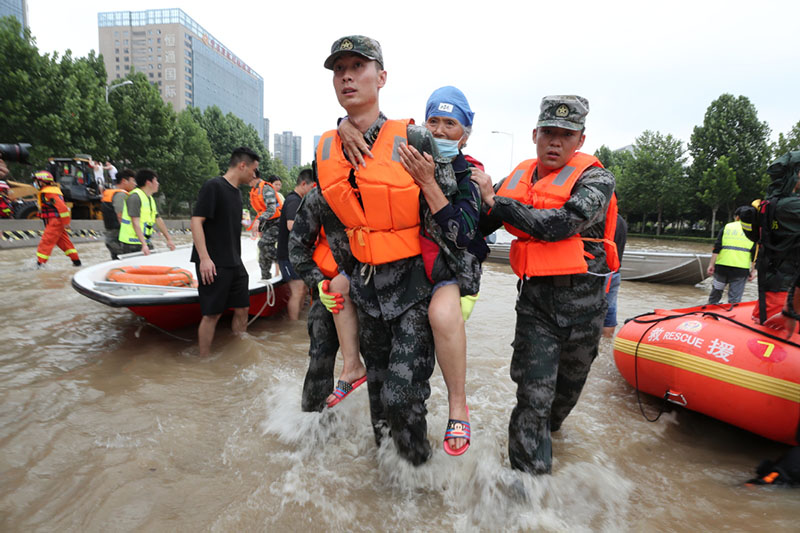 Los equipos de rescate trasladan a pacientes varados en el Hospital Cardiovascular Central de China de Fuwai en Zhengzhou, capital de la provincia central china de Henan, el 22 de julio de 2021. [Foto de Wang Jing / chinadaily.com.cn]