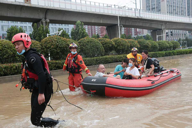 Los equipos de rescate ayudan a trasladar a pacientes varados con un bote inflable en el Hospital Cardiovascular Central de China de Fuwai en Zhengzhou, capital de la provincia central china de Henan, el 22 de julio de 2021. [Foto de Wu Xiaohui / chinadaily.com.cn]