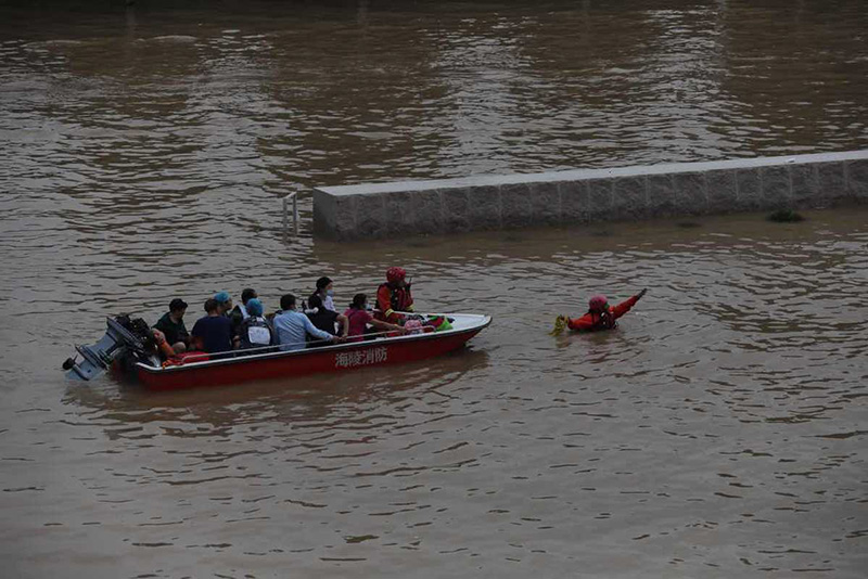Los equipos de rescate ayudan a trasladar a pacientes varados con un bote inflable en el Hospital Cardiovascular Central de China de Fuwai en Zhengzhou, capital de la provincia central china de Henan, el 22 de julio de 2021. [Foto de Wang Jing / chinadaily.com.cn]