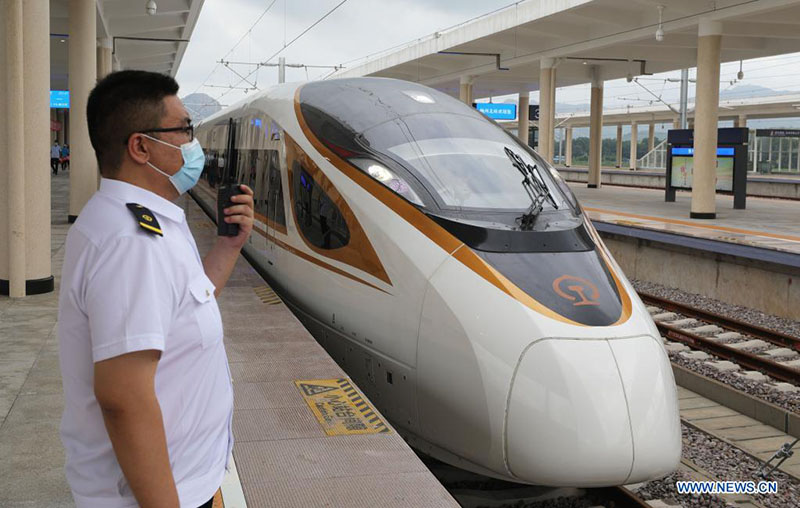 Un miembro del personal espera mientras el tren de pasajeros No. G9147 que viaja de Jinzhou Norte a Dalian está listo para partir de la estación de tren de Jinzhou Norte en Jinzhou, provincia de Liaoning, en el noreste de China, el 3 de agosto de 2021.