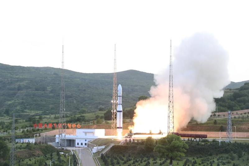 China pone en órbita dos satélites multimedia