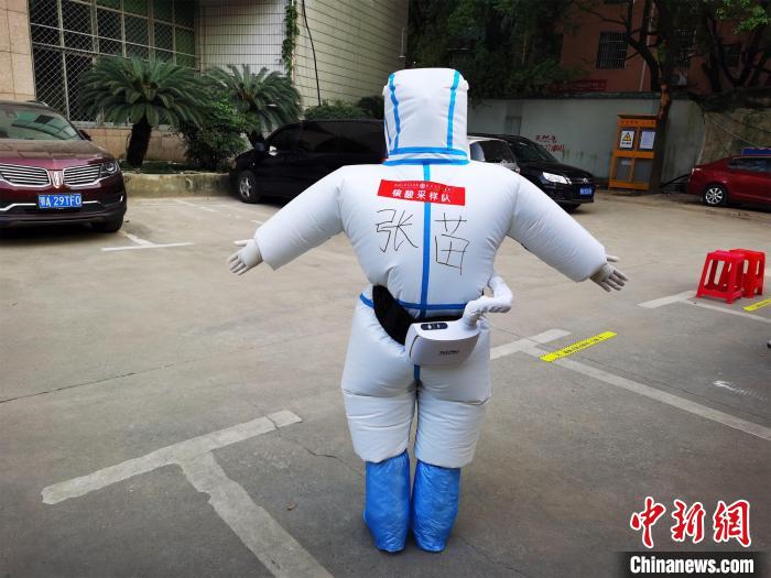 Personal de la salud utiliza "ropa anticalor" para realizar pruebas en Wuhan