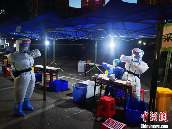 Personal de la salud utiliza "ropa anticalor" para realizar pruebas en Wuhan