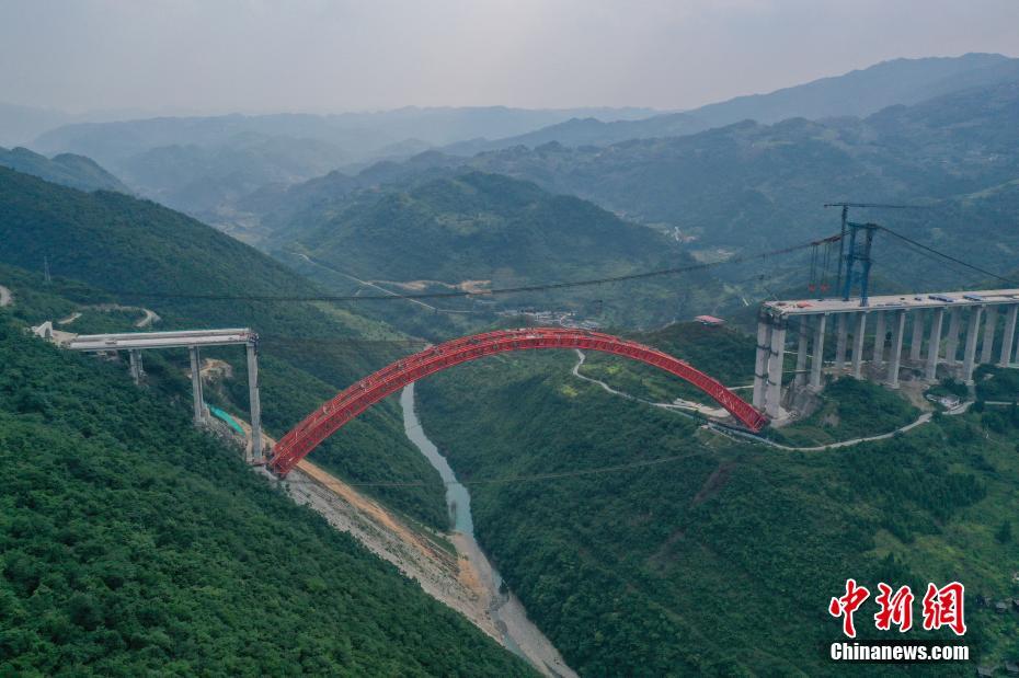 Imágenes aéreas de la construcción del Puente Dafuqu en la autopista Renhuai-Zunyi