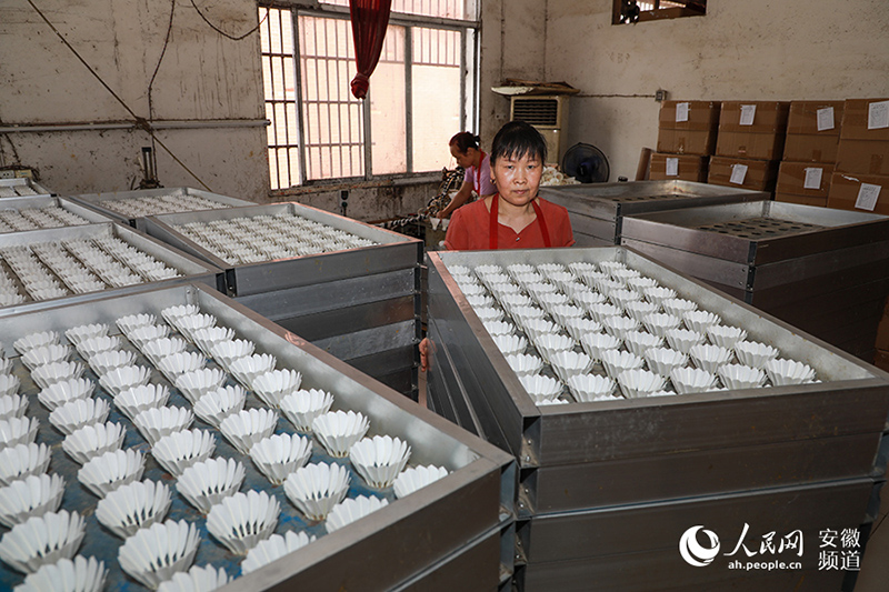La foto muestra un taller de fabricación de volantes de bádminton en una fábrica en el municipio de Ganchahe, condado Shucheng de la provincia de Anhui, en el este de China. (Pueblo en Línea / Zhang Jun)
