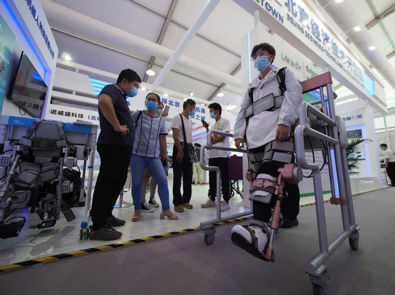 Un robot de rehabilitación se exhibe en la Feria Internacional de Comercio de Servicios de China, Beijing, 6 de septiembre del 2020. (Foto: Pueblo en Línea/ Du Jianpo)