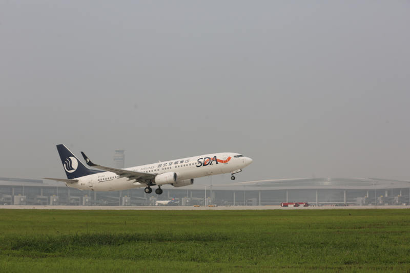 Una aeronave de Shandong Airlines fue la primera en despegar del nuevo Aeropuerto Internacional Jiaodong de Qingdao, Shandong, 12 de agosto del 2021. [Foto: proporcionada a China Daily]