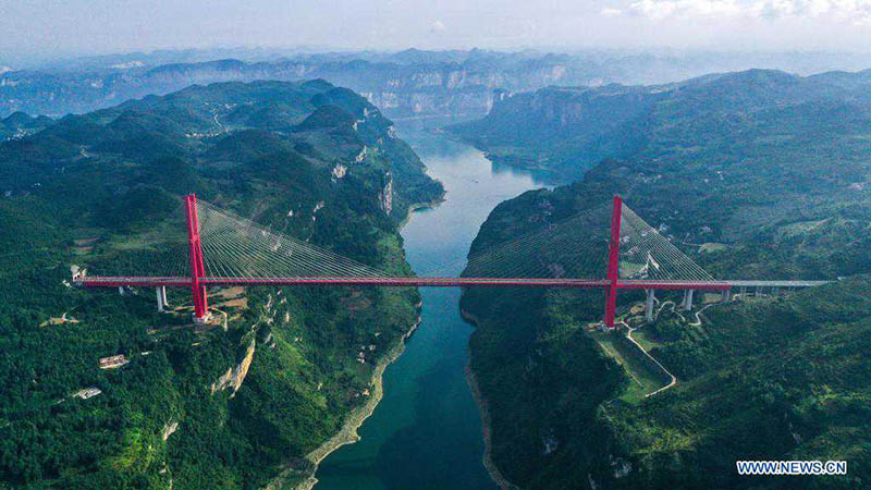 Foto aérea tomada el 23 de julio de 2021 muestra el puente Yachihe de la autopista Guiyang-Qianxi en la provincia de Guizhou, suroeste de China. 