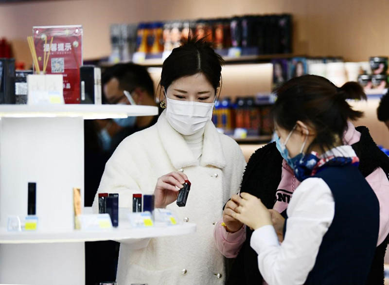 Foto tomada el 20 de febrero de 2021, muestra a los clientes en la primera tienda que vende productos importados en condiciones de servidumbre transportados por trenes de carga China-Europa en la provincia de Jiangxi, en el este de China. (Pueblo en Línea / Hu Guolin)