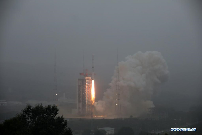 Un cohete portador Larga Marcha-4B que transporta al grupo de satélites Tianhui II-02 despega del Centro de Lanzamiento de Satélites de Taiyuan, provincia de Shanxi, 19 de agosto del 2021.. [Foto: Xinhua]