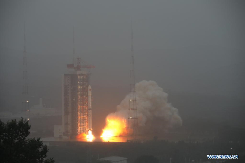 Un cohete portador Larga Marcha-4B que transporta al grupo de satélites Tianhui II-02 despega del Centro de Lanzamiento de Satélites de Taiyuan, provincia de Shanxi, 19 de agosto del 2021.. [Foto: Xinhua]