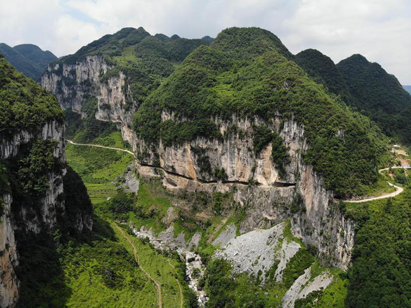 Una carretera construida a mano a lo largo de los acantilados conecta la aldea de Shibanhe en la provincia de Guizhou con el mundo exterior. [Foto de Han Xianpu / para chinadaily.com.cn]