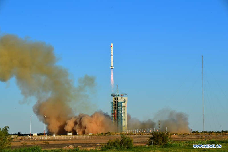 China lanza 2 satélites experimentales