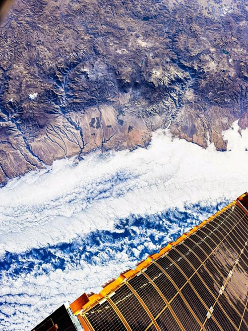 Foto tomada por el astronauta chino Tang Hongbo muestra las ondulantes olas del mar, en Perú. (Foto proporcionada por la Oficina de Ingeniería Espacial Tripulada de China)