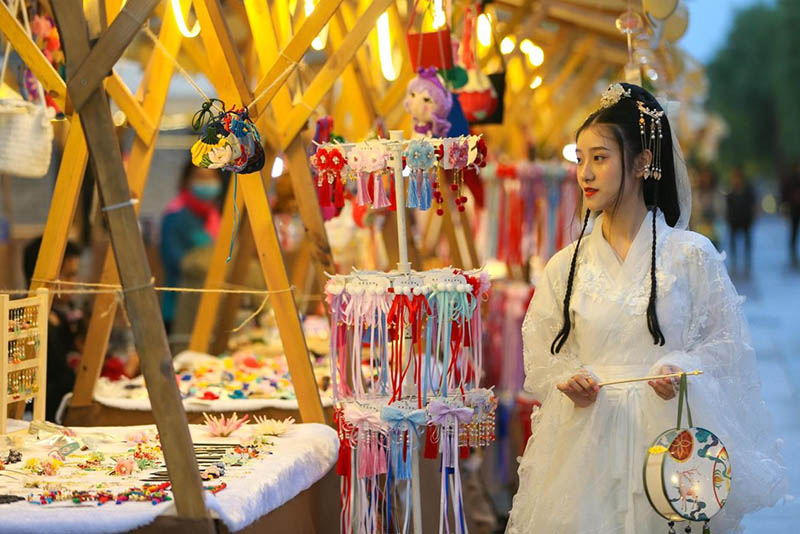 El 5 de junio de 2021, se inauguró la Fiesta de la Vida Nocturna de Shanghai, que forma parte de la Fiesta de las Compras, en el mercado nocturno de Fengjing en el Bund. (Chen Yuyu / Pueblo en Línea)