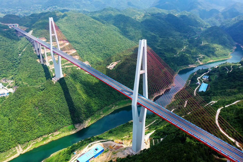 Foto aérea tomada el 26 de junio de 2021 muestra el Gran Puente del río Xiangjiang a lo largo de la autopista Zunyi-Yuqing, provincia de Guizhou, en el suroeste de China. (Xinhua / Liu Xu)