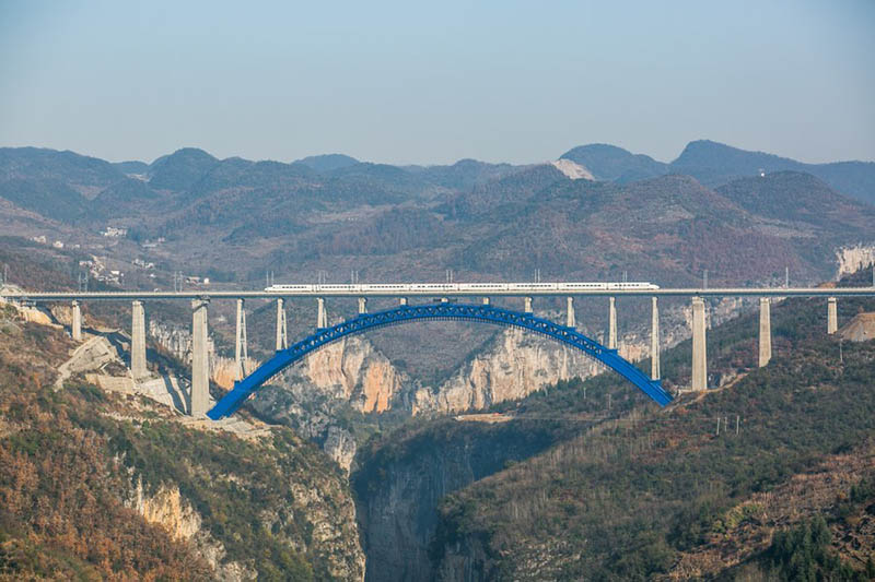 Foto aérea tomada el 16 de diciembre de 2019 muestra un tren bala en el gran puente del río Xixi del ferrocarril Chengdu-Guiyang, provincia de Guizhou, en el suroeste de China. (Xinhua / Yang Wenbin)