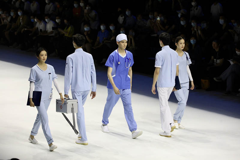 La Semana de la Moda de China rinde homenaje a los trabajadores médicos en la pasarela