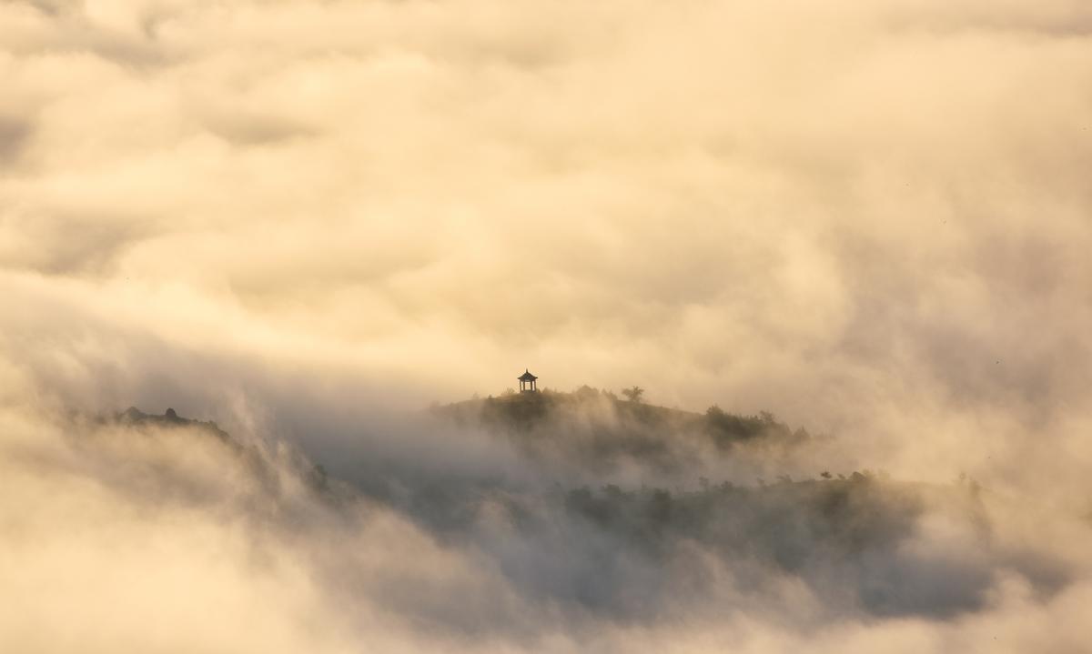Las montañas en Ar Horchqin, en la región autónoma de Mongolia Interior, envueltas en nubes y niebla a principios de otoño. [Foto / chinadaily.com.cn]