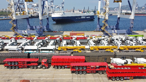 El 13 de septiembre de 2021, en el puerto de Yantai en Shandong (este de China), los automóviles se cargan en los barcos antes de ser exportados. Tang Ke / Pueblo en Línea