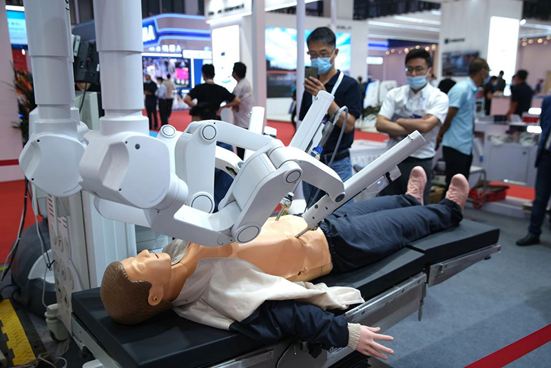 El 12 de septiembre de 2021, la Conferencia Internacional de Robótica 2021 muestra un robot quirúrgico 5G de forma remota. (Guo Junfeng / Pueblo en Línea)