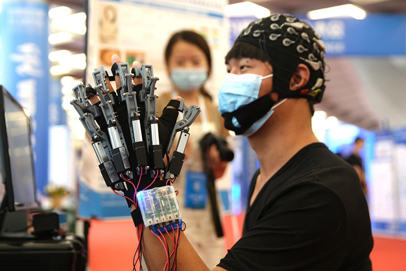 El 12 de septiembre de 2021, una mano robótica de rehabilitación exhibida en la Conferencia Internacional de Robótica 2021 (Guo Junfeng / Pueblo en Línea).