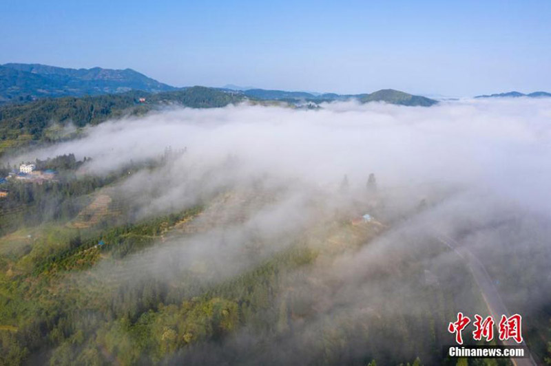Impresionantes imágenes de un pueblo cubierto de niebla en Guizhou