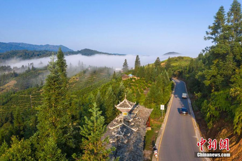 Impresionantes imágenes de un pueblo cubierto de niebla en Guizhou