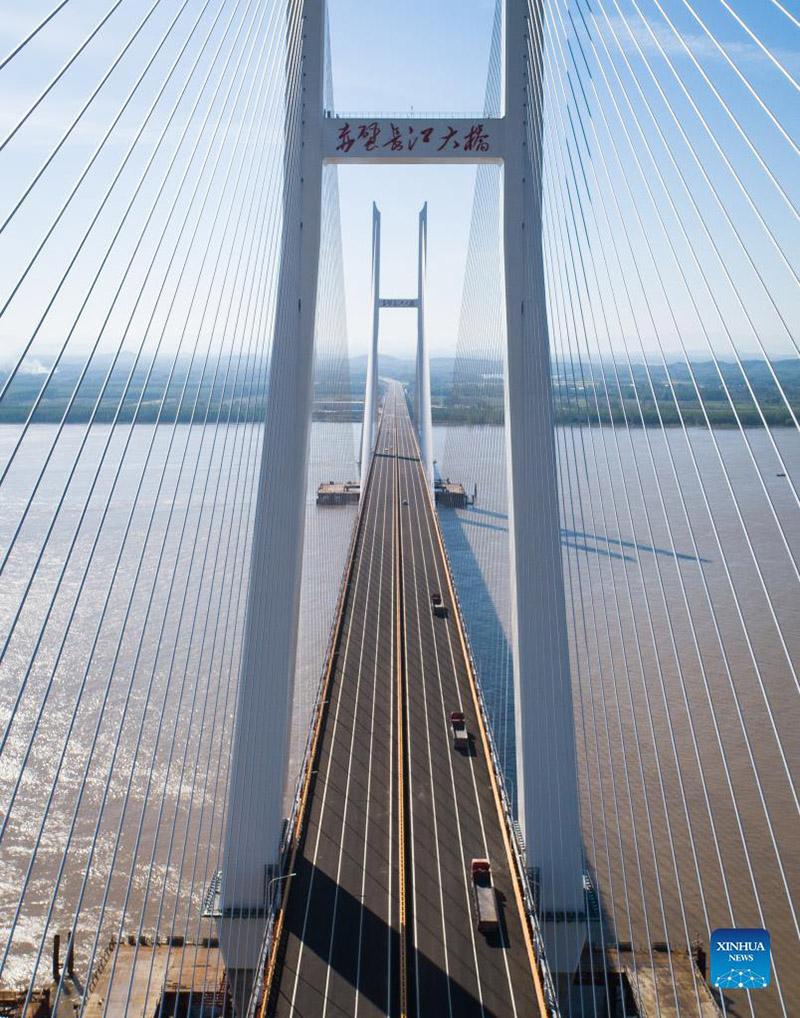 Abren al tráfico dos nuevos puentes sobre el río Yangtze 