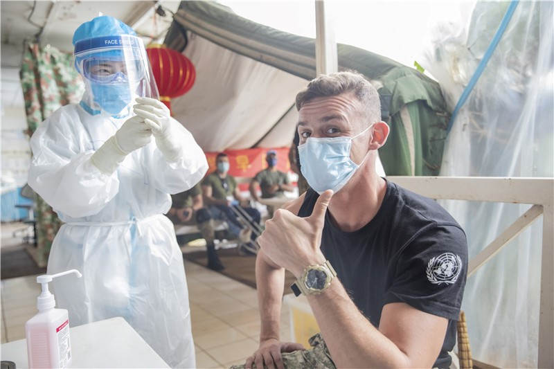 El 6 de mayo de 2021, el vigésimo cuarto grupo de equipos médicos de mantenimiento de la paz de China en el Congo (RDC) comenzó a vacunar al personal de las Naciones Unidas en sus áreas de misión con la vacuna contra el COVID-19. Foto cortesía del vigésimo cuarto grupo de equipos médicos de mantenimiento de la paz de China en el Congo (RDC)