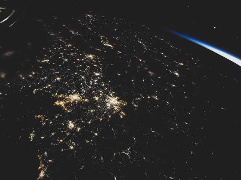 Foto tomada por el astronauta Tang Hongbo, muestra una impresionante vista de miles de luces en Huludao, una ciudad portuaria en el noreste de China, en la provincia de Liaoning, en el noreste de China. (Foto cortesía del CMESO)