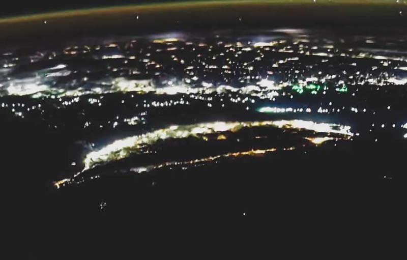 Foto tomada por el astronauta Tang Hongbo, muestra una vista espectacular de miles de luces en la provincia de Taiwán del sureste de China. (Foto cortesía del CMESO)