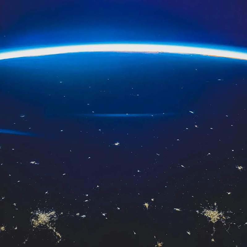 Foto tomada por el astronauta Liu Boming, muestra una vista espectacular de miles de luces en la ciudad de Shenyang (izquierda) y Chuangchun (derecha), en el noreste de China. (Foto cortesía del CMESO)