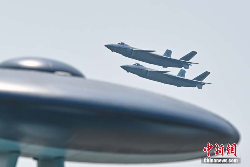 Los cazas furtivos J-20 de China con motores fabricados en el país debutan en el Salón Aeronáutico de China 2021