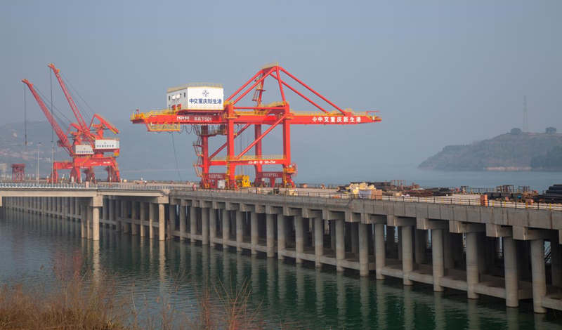 El gran puerto de la región superior del río Yangtze entra en operaciones