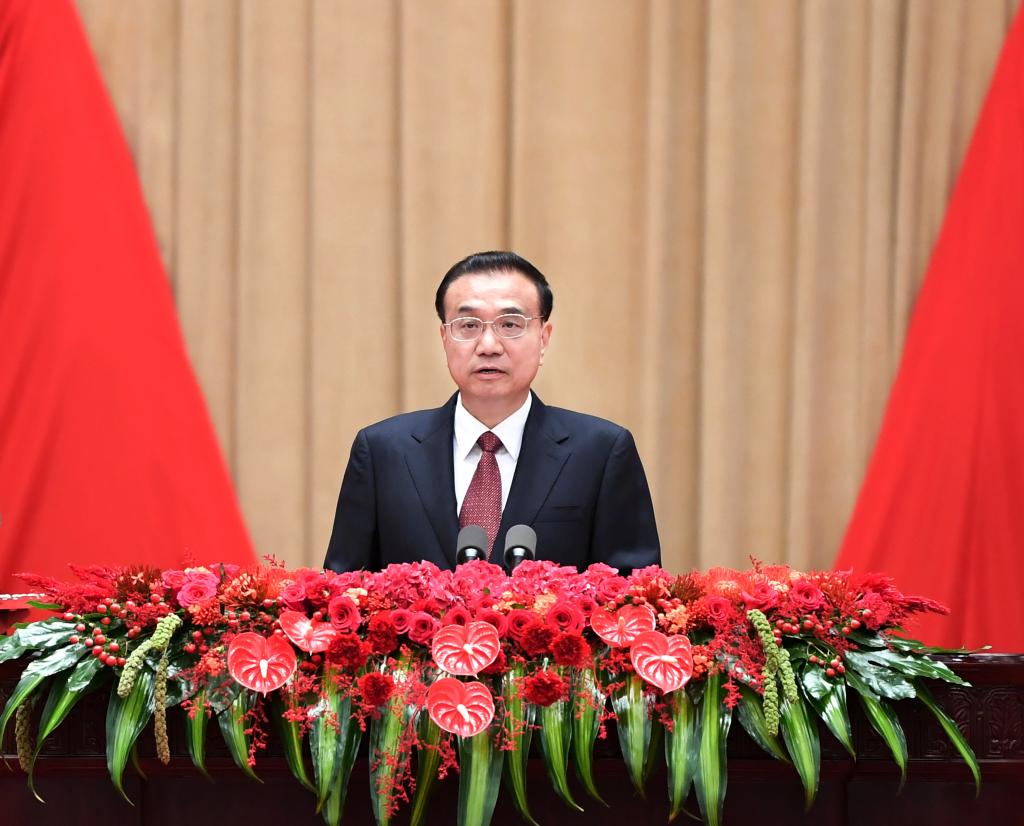 BEIJING, 30 septiembre, 2021 (Xinhua) -- El primer ministro chino, Li Keqiang, habla en una recepción llevada a cabo por el Consejo de Estado para celebrar el 72º aniversario de la fundación de la República Popular China en el Gran Palacio del Pueblo, en Beijing, capital de China, el 30 de septiembre de 2021. (Xinhua/Shen Hong)