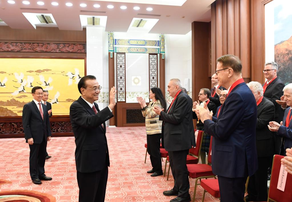 BEIJING, 30 septiembre, 2021 (Xinhua) -- El primer ministro chino, Li Keqiang, se reúne con expertos extranjeros que recibieron el Premio de la Amistad en 2020 y 2021, otorgado anualmente por el Gobierno chino para honrar a expertos extranjeros destacados en China, en el Gran Palacio del Pueblo, en Beijing, capital de China, el 30 de septiembre de 2021. El viceprimer ministro Han Zheng también asistió al evento. (Xinhua/Shen Hong)