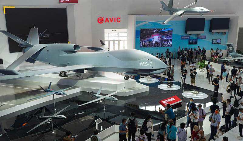 El vehículo aéreo no tripulado WZ-7 se exhibe en la XIII Exposición Internacional de Aviación y Aeroespacial de China, o Salón Aeronáutico de China 2021, en Zhuhai, provincia de Guangdong del sur de China, el 29 de septiembre de 2021. [Foto / Xinhua]