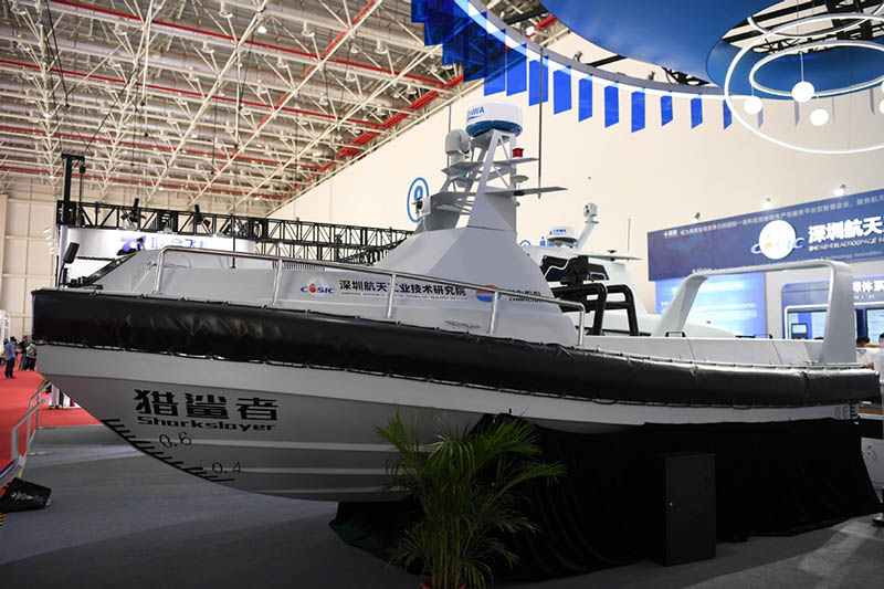 Un bote no tripulado de patrulla y alerta se exhibe en la XIII Exposición Internacional de Aviación y Aeroespacial de China, o Salón Aeronáutico de China 2021, en Zhuhai, provincia de Guangdong del sur de China, el 29 de septiembre de 2021. [Foto / Xinhua]