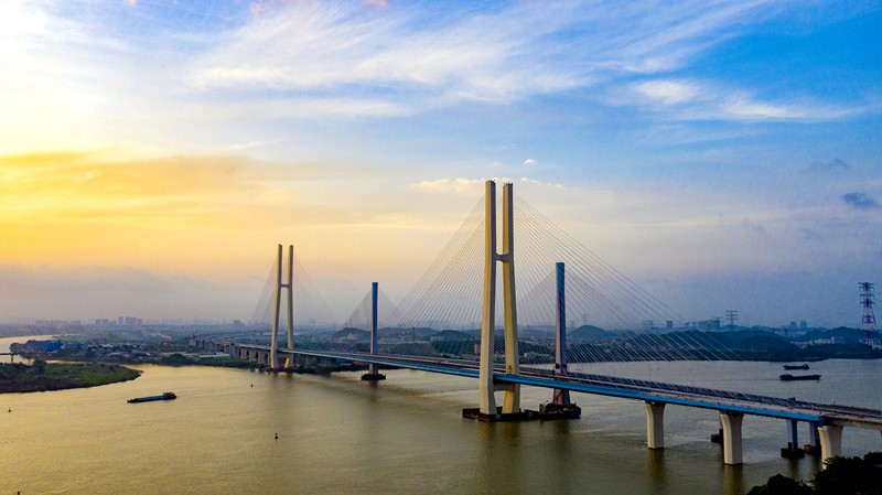 El 1 de julio de 2021, imagen imponente del puente atirantado de ferrocarril del puerto de Nansha sobre el río Xijiang en Jiangmen, Guangdong. Por Jin Wei / Pueblo en Línea