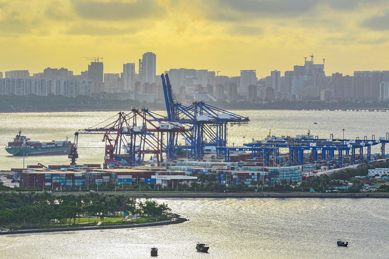 En la noche del 29 de agosto de 2021, en la terminal de contenedores del puerto de Haikou en Hainan, un carguero cargado con contenedores zarpó hacia su destino. Por Wang Chenglong / Pueblo en Línea