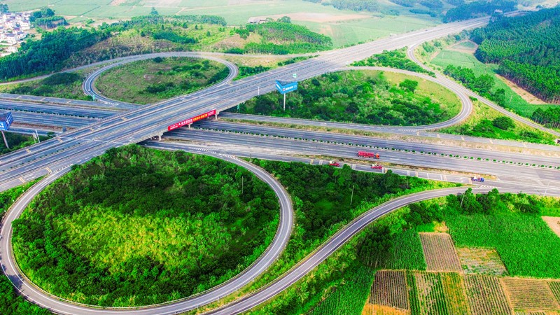 Una carretera idílica que cruza el campo en el distrito Xingbin, ciudad de Laibin, Guangxi, el 20 de julio de 2021. Por Li Guancai / Pueblo en Línea