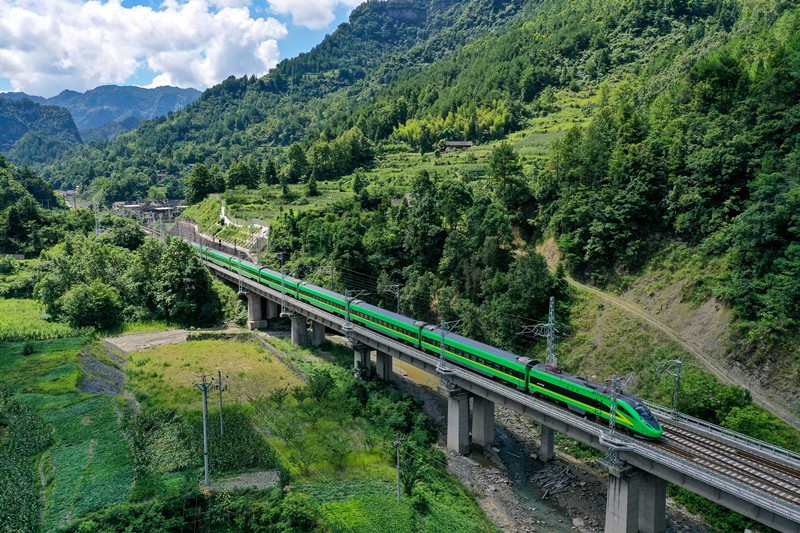 El 25 de julio de 2021, el tren EMU "Hulk" C5831 circuló rápidamente por el distrito Qianjiang de Chongqing, en la línea de ferrocarril Chongqing-Huaihua. Por Ye Xingjian / Pueblo en Línea