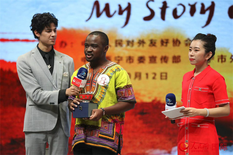 El concursante de Zimbabue Michael Mubaiwa logró el premio a la excelencia en el concurso "Los caracteres chinos y yo" 2021.