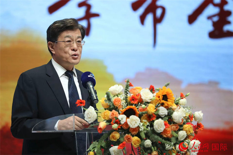 Li Xikui, vice presidente de la Asociación del Pueblo Chino para la Amistad con Países Extranjeros, interviene durante el concurso "Los caracteres chinos y yo" 2021.