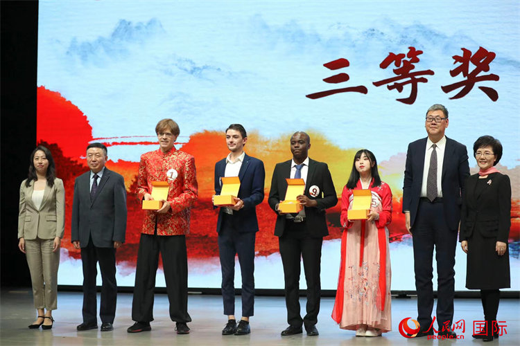 Passy Charles Riseph, de la República del Congo, Richard Gordon-Martins, de Francia y Christoph Stahl, de Alemania, lograron el tercer premio del concurso "Los caracteres chinos y yo" 2021.