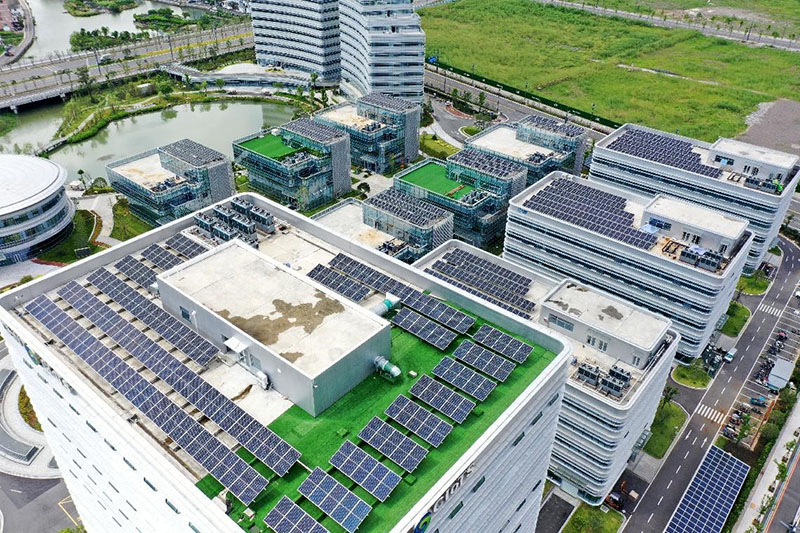 El 7 de septiembre de 2021, la foto muestra la planta de energía fotovoltaica distribuida en los tejados del Parque Industrial de Sensores de Internet de las Cosas de Zhengtai en la ciudad de Yueqing, provincia de Zhejiang, en el este de China. (Cai Kuanyuan / Pueblo en Línea)