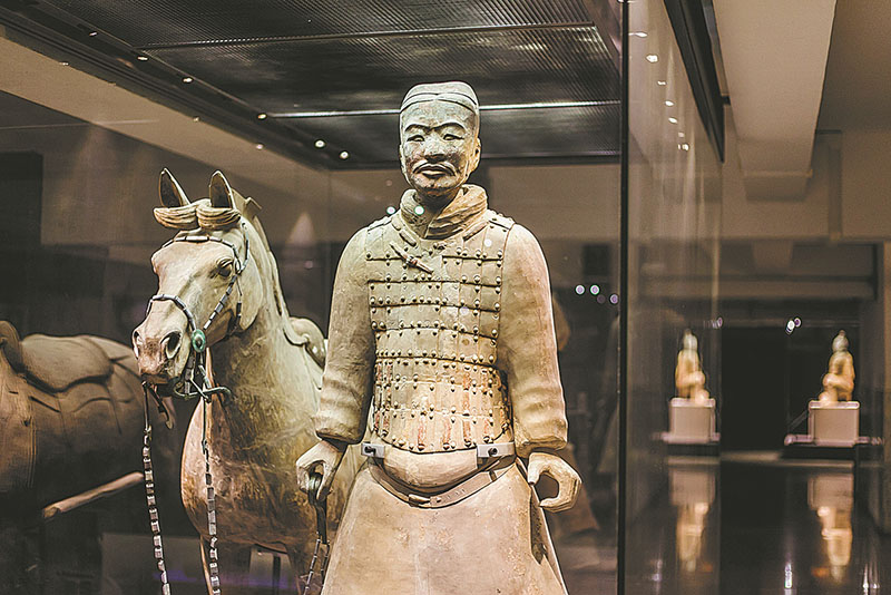 Un guerrero de terracota en el Museo de Sitio del Mausoleo del Emperador Qinshihuang. [Foto proporcionada a China Daily]