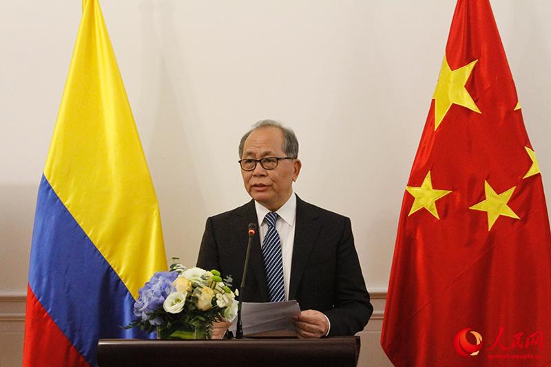 Qiu Xiaoqi, representante especial del Ministerio de Relaciones Exteriores de China, interviene en la presentación en Beijing del nuevo libro en mandarín sobre La Serranía de Chiribiquete, 19 de octubre del 2021. (Foto: YAC)