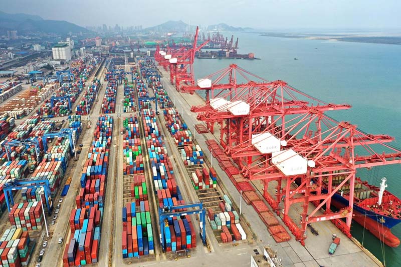 Un buque oceánico carga contenedores en una terminal de contenedores del puerto de Lianyungang, provincia de Jiangsu, 13 de octubre del 2021. (Foto: Wang Chun/ Pueblo en Línea)